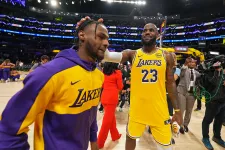 LeBron James két és fél percet játszott együtt a fiával az NBA-alapszakasz első meccsén