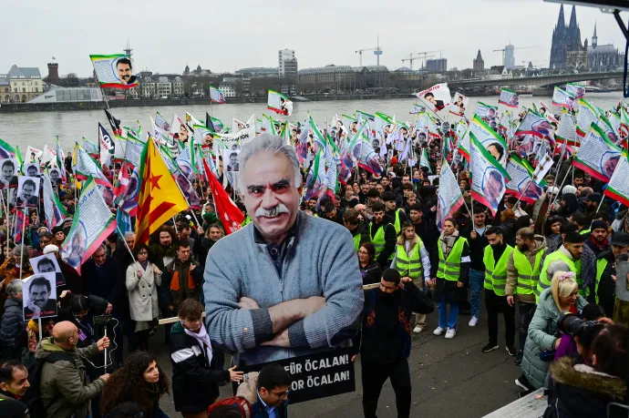 Kurd szimpatizánsok Abdullah Öcalan képével demonstrálnak a bebörtönzött vezető letartóztatásának 25. évfordulóján Kölnben 2024. február 17-én – Fotó: Ina Fassbender / AFP