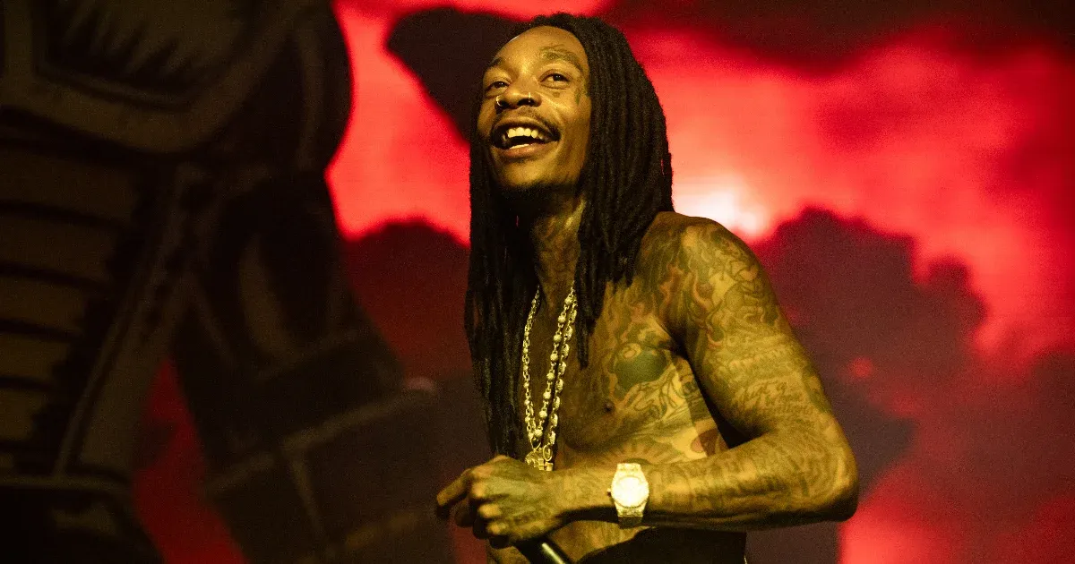 Romániában vádat emeltek Wiz Khalifa ellen, mert a színpadon füvezett
