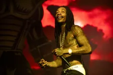 Romániában vádat emeltek Wiz Khalifa ellen, mert a színpadon füvezett