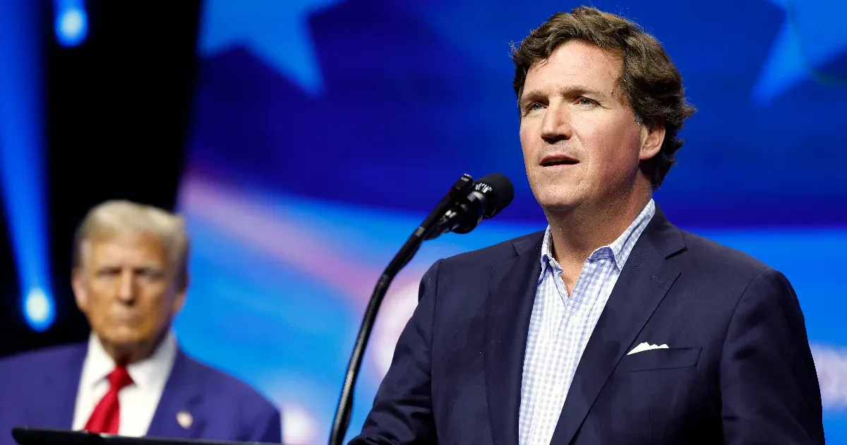 Tucker Carlson arról fantáziált egy kampánygyűlésen, hogy Trump apuci jól elfenekeli Harrist, mert rossz kislány volt