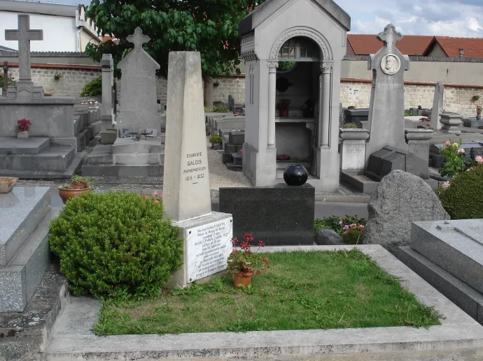 Galois fue enterrado en una tumba anónima en París, cuyo paradero ahora se desconoce. Se erigió un monumento en su honor en su pueblo - Imagen: Wikipedia