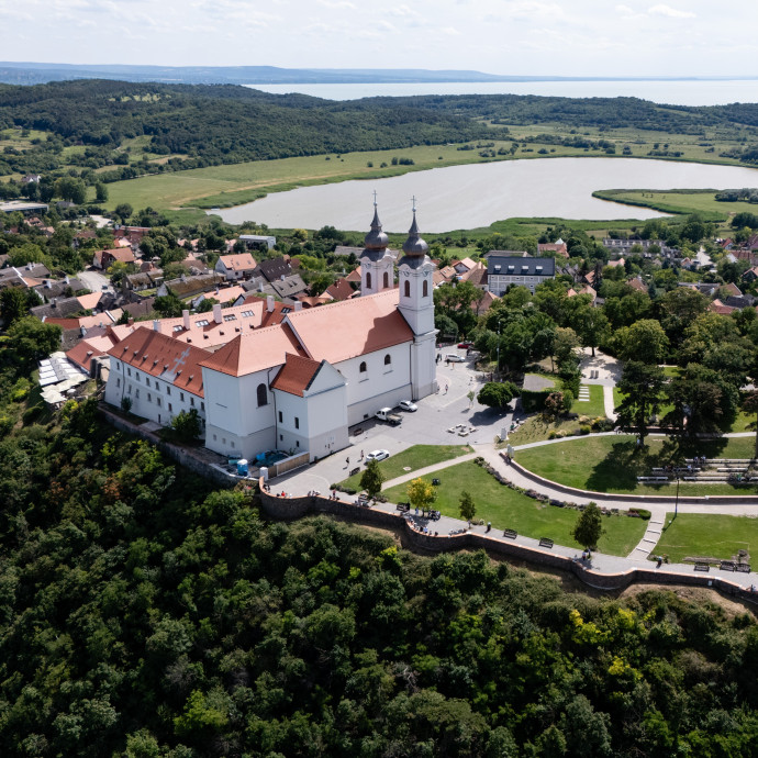 Egymilliárdos árengedménnyel kínálja tihanyi ingatlanját az állam