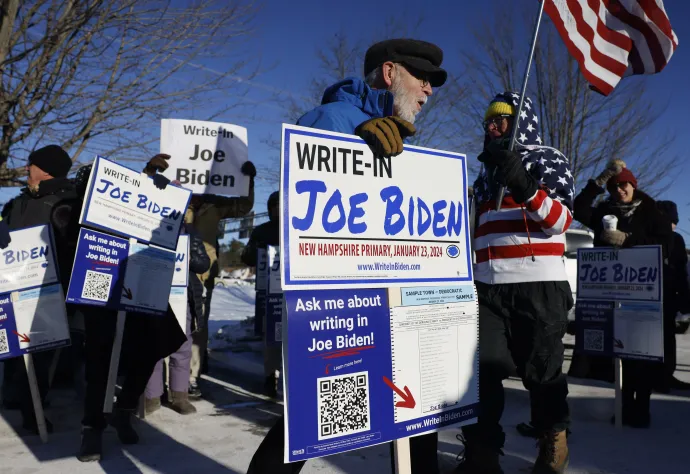 Joe Biden elnök támogatói kampányolnak a korábbi elnökjelölt szavazólapra való felírásárt Doverben, New Hampshire-ben az előválasztások során 2024 januárjában – Fotó: Jessica Rinaldi / The Boston Globe / Getty Images