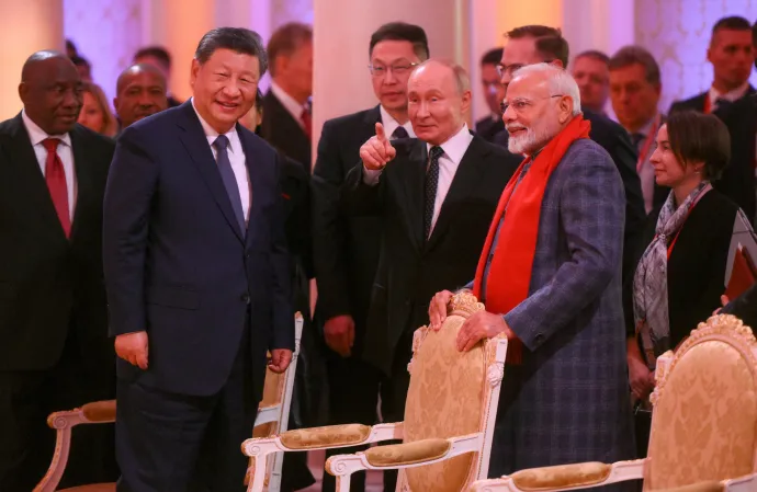 Hszi Csin-ping, Vlagyimir Putyin és Narendra Modi a BRICS egyik eseményén 2024. október 22-én – Fotó: Alexey Filippov / BRICS-RUSSIA2024.RU / Reuters