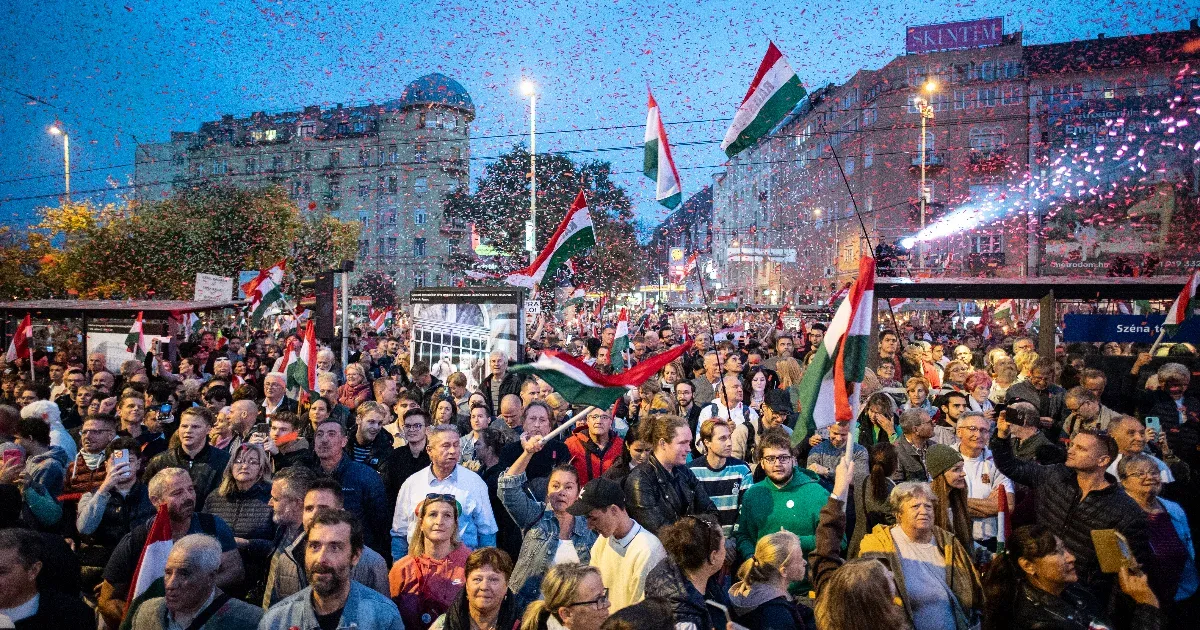 Vezet is, meg nem is: a Fidesz nyakán a Tisza, de távolságtartással kell figyelni a közvélemény-kutatásokat