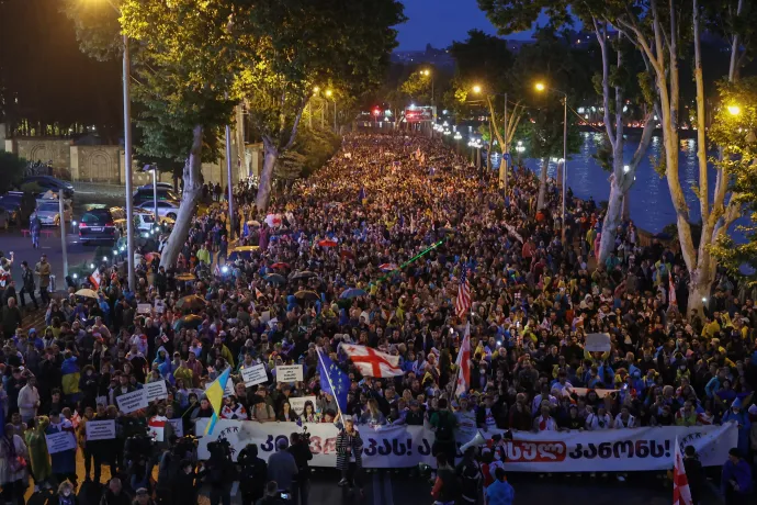 Tüntetés Tbilisziben 2024. május 11-én – Fotó: Giorgi Arjevanidze / AFP