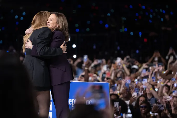 Beyoncé és Kamala Harris egy texasi kampányrendezvényen 2024. október 25-én – Fotó: Roberto Schmidt / AFP