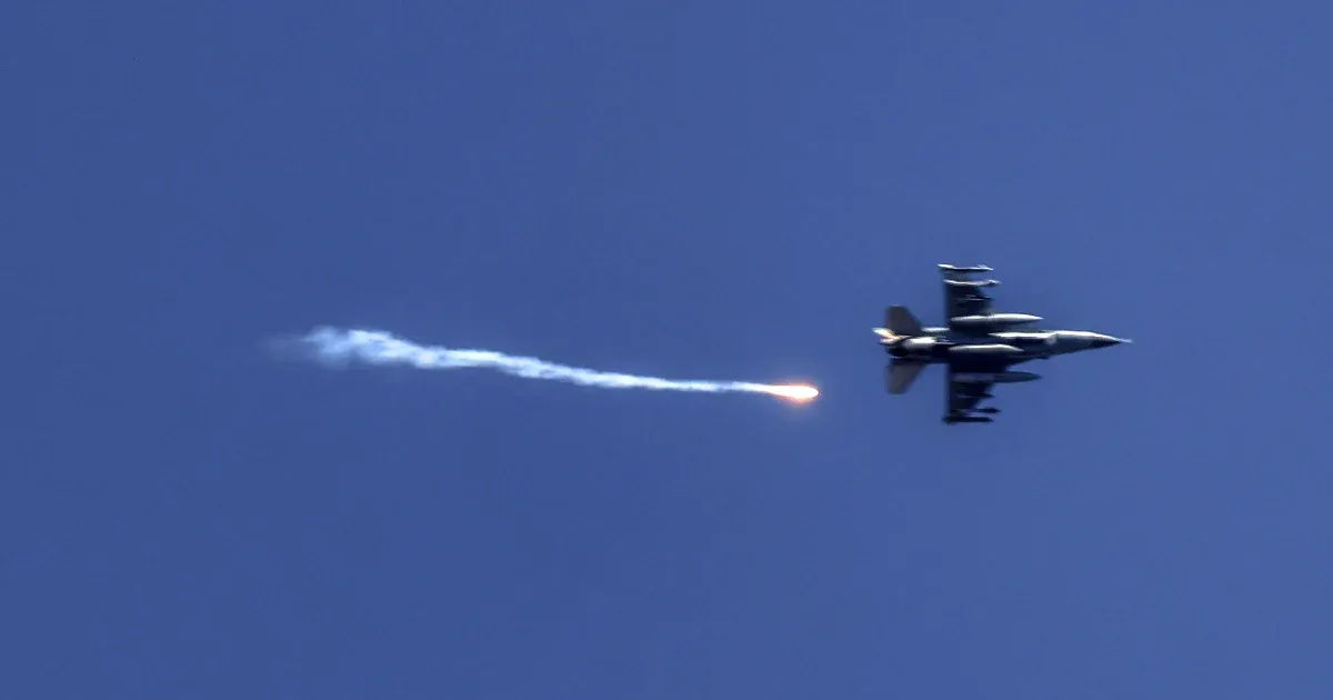 Amerikai elemzők szerint Izrael iráni rakétaüzemeket bombázott, és a korábbi atomprogram bázisát támadta