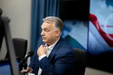 Orbán Viktor a grúz kormánypárt vitatott győzelme után, egy ellenzéki tüntetés alatt utazik Grúziába