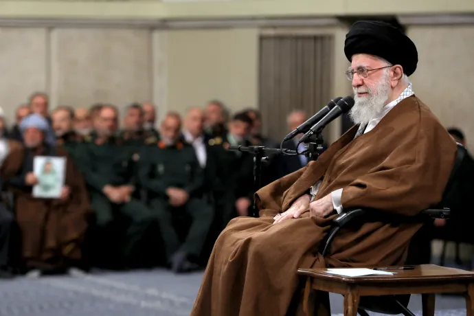 Ali Hamenei ajatollahról, Irán legfelsőbb vezetőjéről kiadott kép 2024. október 27-én – Fotó: Office of the Iranian Supreme Leader / WANA / Handout via Reuters