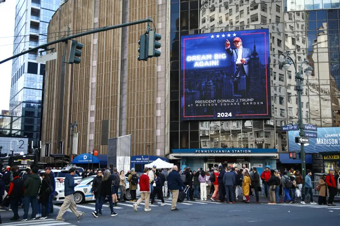 Donald Trump kampánygyűlését hirdető tábla a New York-i Madison Square Gardenen 2024. október 27-én – Fotó: Leonardo Munoz / AFP