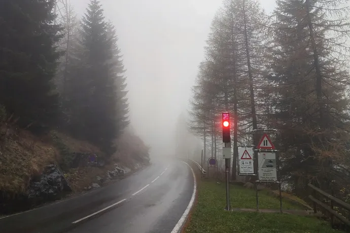 A szerpentineken is sűrű volt a köd – Fotó: Nagy Nikoletta / Telex