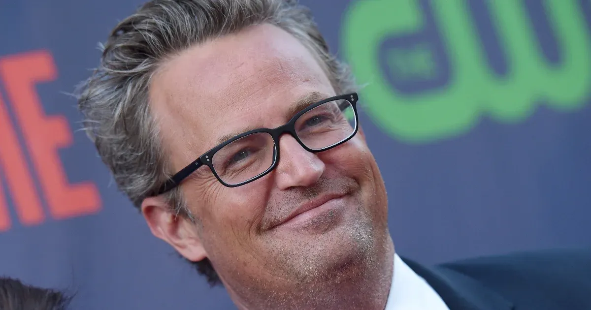 „Bukni fogsz, bébi” – üzente Matthew Perry családja a tavaly meghalt színész orvosának