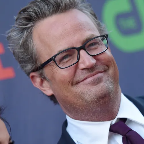 „Bukni fogsz, bébi” – üzente Matthew Perry családja a tavaly meghalt színész orvosának