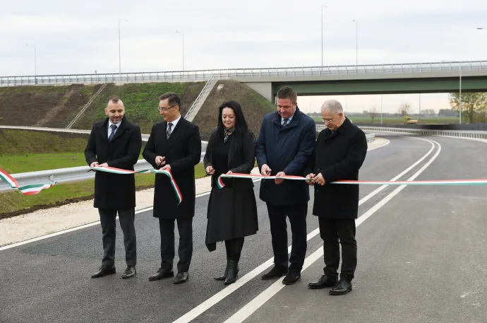 Joó István, a Nemzeti Befektetési Ügynökség (HIPA) vezérigazgatója, Papp László (Fidesz–KDNP) polgármester, Katona Erzsébet önkormányzati képviselő, Bói Loránd, az Építési és Közlekedési Minisztérium (ÉKM) közlekedésstratégiáért felelős helyettes államtitkára és Kósa Lajos, a térség fideszes országgyűlési képviselője a 33-as számú főút kétszer két sávossá bővített szakaszának átadásán, Debrecen határában, 2023. november 10-én – Fotó: Balázs Attila / MTI