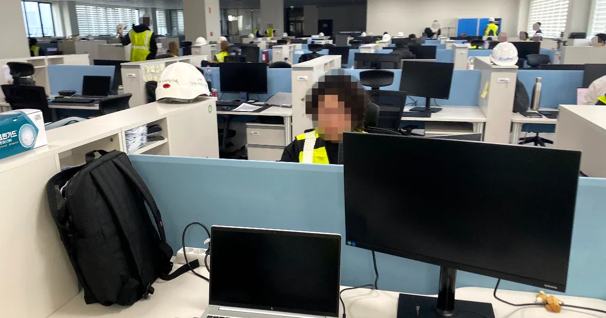 Egy csapvíz nélküli épületben rendeztek be irodát a debreceni katódgyár mérnökeinek, akik az udvari toitoiba járhatnak mosdóba