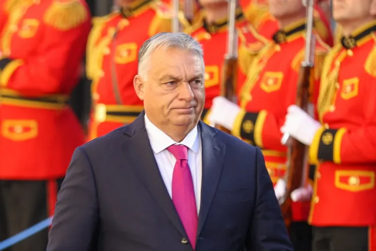 „Büszke lehet magára, hogy elcsalt választásokat jött ide legitimálni!” – megint megzavarták Orbánt Grúziában