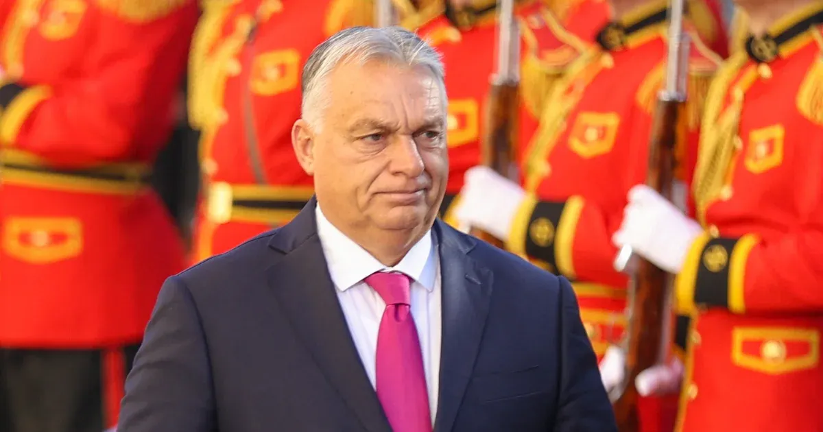 „Büszke lehet magára, hogy elcsalt választásokat jött ide legitimálni!” – megint megzavarták Orbánt Grúziában