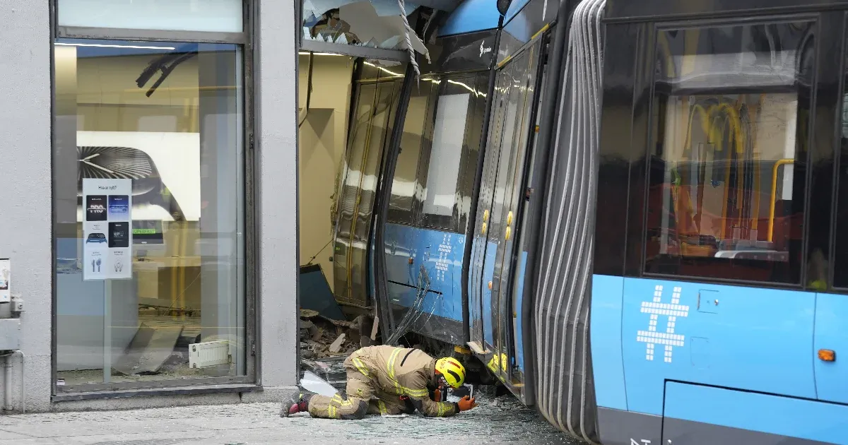 Kisiklott és épületbe rohant egy villamos Oslo belvárosában, négyen megsérültek