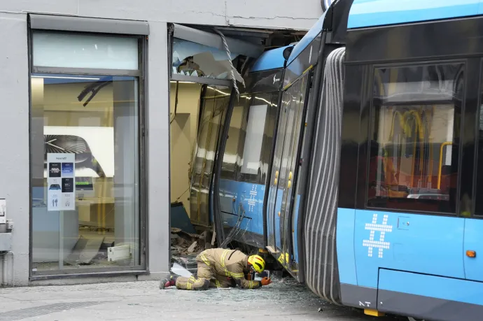 Kisiklott és épületbe rohant egy villamos Oslo belvárosában, négyen megsérültek