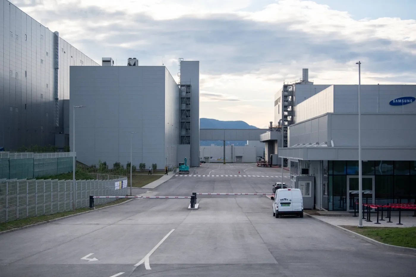 Telex: Öt hónapig engedély nélkül működött a Samsung gödi akkugyára ...