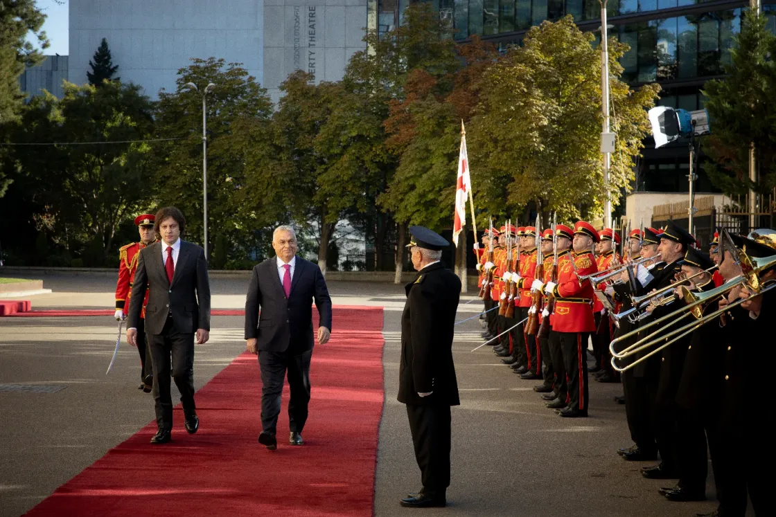 Orbán rengeteg ellentmondáson át jutott el az EU szerint Moszkva felé húzó grúz kormány győzelmének támogatásáig