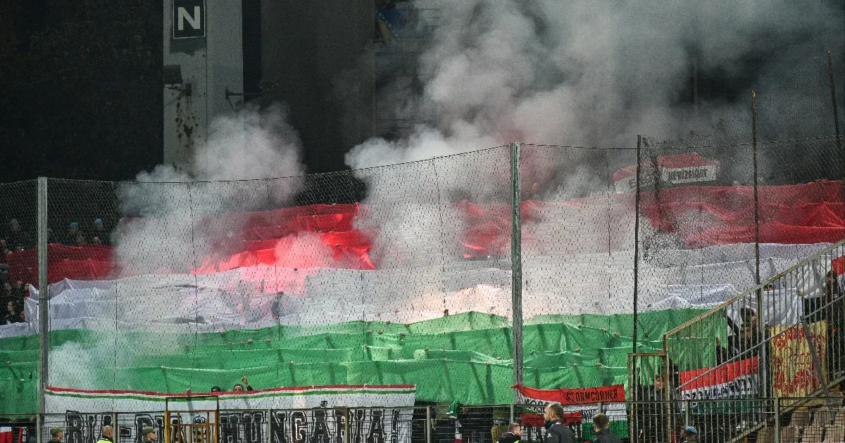 Los rumanos y los serbios fueron reprendidos por los aficionados húngaros y la UEFA los expulsó del partido contra los holandeses.