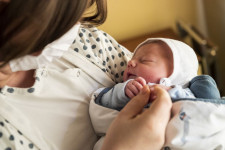Milyen esélyekkel indul egy elhagyott csecsemő a magánkórházban születetthez képest?