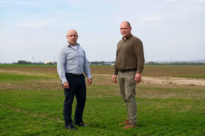 Jónás István és Czékus Zoltán mögött az Arany-Mező területei, a biogázüzem és a szarvasmarha telep – Fotó: Gűth Ervin / Telex