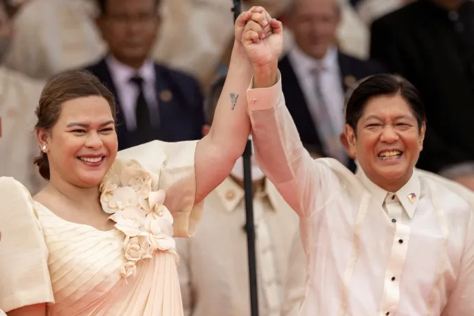 Sara Duterte újonnan megválasztott alelnök és az új elnök, ifjabb Ferdinand „Bongbong” Marcos a beiktatási ünnepségen Manilában, 2022. június 30-án – Fotó: Eloisa Lopez / Reuters