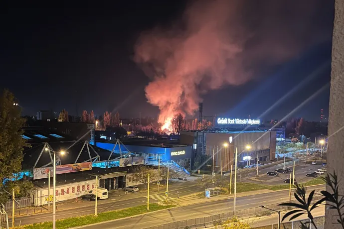 Vasúti talpfák lángoltak Rákosrendező állomásnál, csütörtök hajnalra eloltották a tüzet