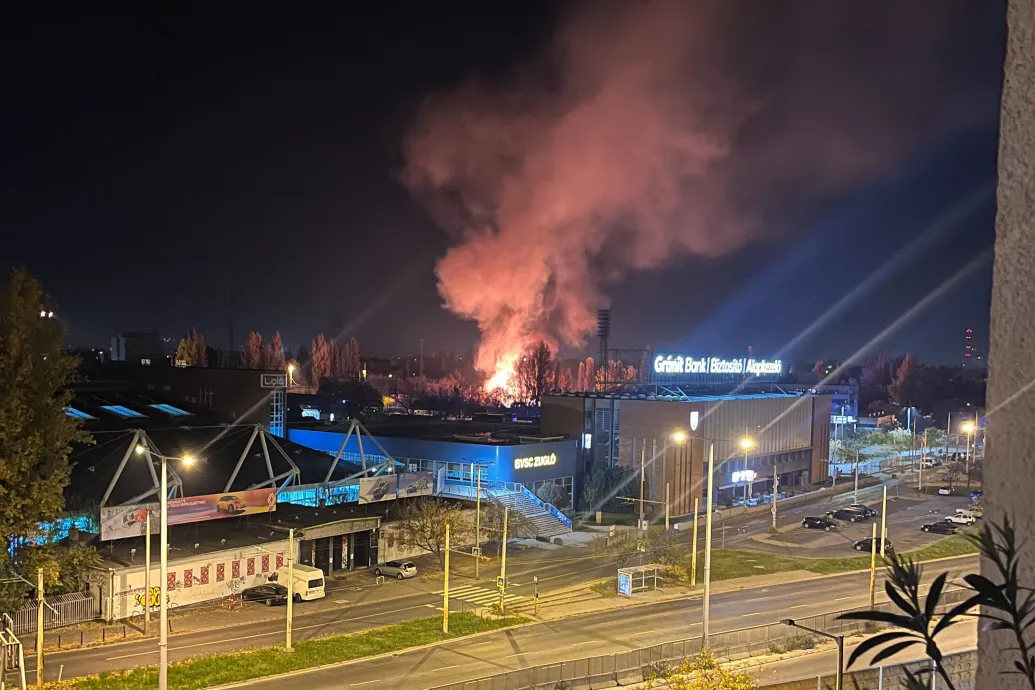 Vasúti talpfák lángolnak Rákosrendező állomásnál