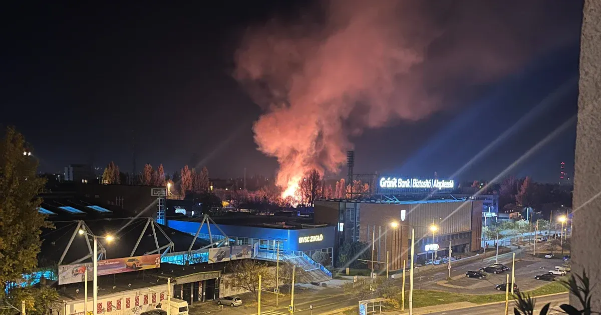 Vasúti talpfák lángoltak Rákosrendező állomásnál, csütörtök hajnalra eloltották a tüzet