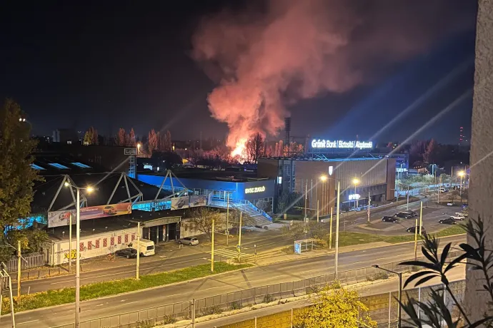 Vasúti talpfák lángolnak Rákosrendező állomásnál