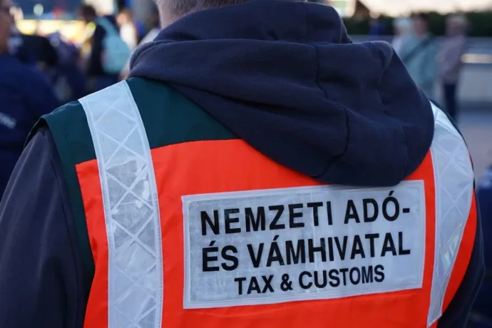 21 millió forintnyi dohányt találtak a NAV-osok egy autósoktató kocsijában