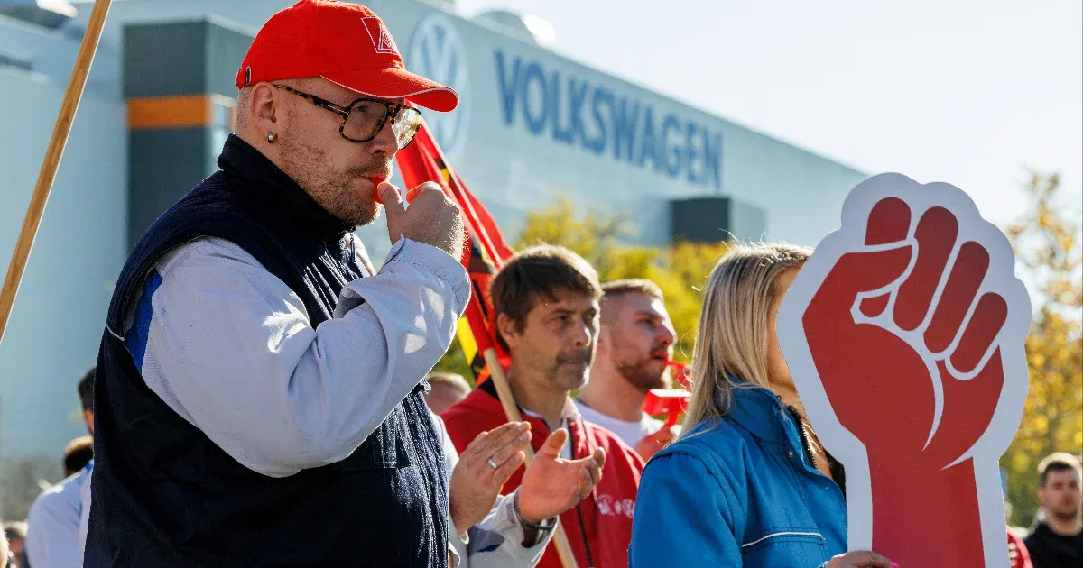 A bérek megvágásával, általános spórolással kerülné el a gyárbezárásokat a bajba jutott Volkswagen