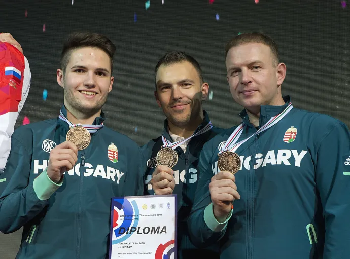 A bronzérmes Péni István, Somogyi Péter és Sidi Péter (b–j) összeállítású puskás csapat a légfegyveres Európa-bajnokság eredményhirdetésén, a győri Audi Arénában, 2018. február 25-én – Fotó: Krizsán Csaba / MTI