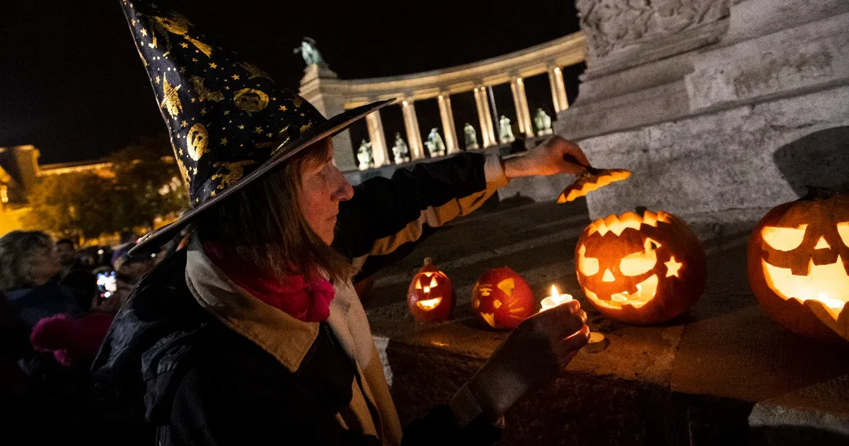 Attól még ünnepelhetjük a mindenszenteket és a halottak napját, hogy halloweenkor beöltözünk