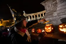 Attól még ünnepelhetjük a mindenszenteket és a halottak napját, hogy halloweenkor beöltözünk