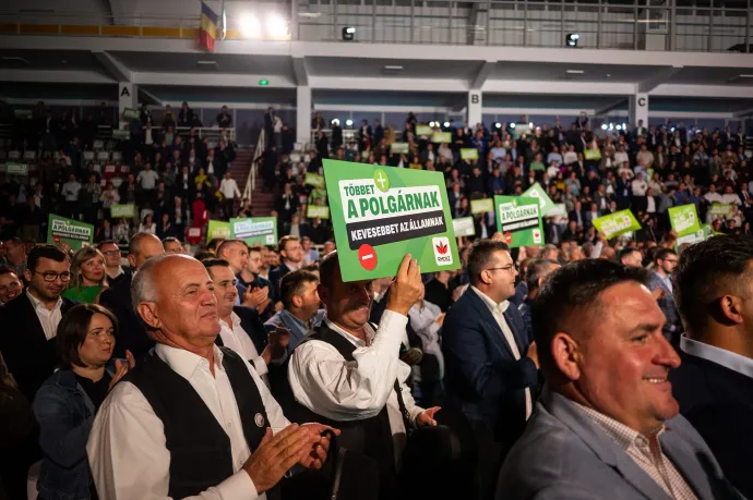 Az RMDSZ vezető politikusai és népes közönségük – Fotó: Gönczy Tamás / RMDSZ