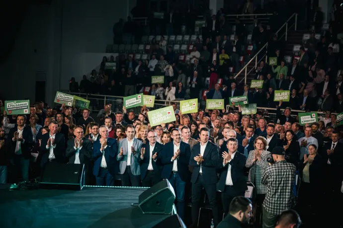 Az RMDSZ vezető politikusai és népes közönségük – Fotó: Gönczy Tamás / RMDSZ