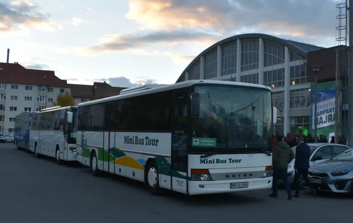 Buszokkal érkeztek a résztvevők az RMDSZ székelyföldi kampányhajrájára – Fotó: Tőkés Hunor / Transtelex