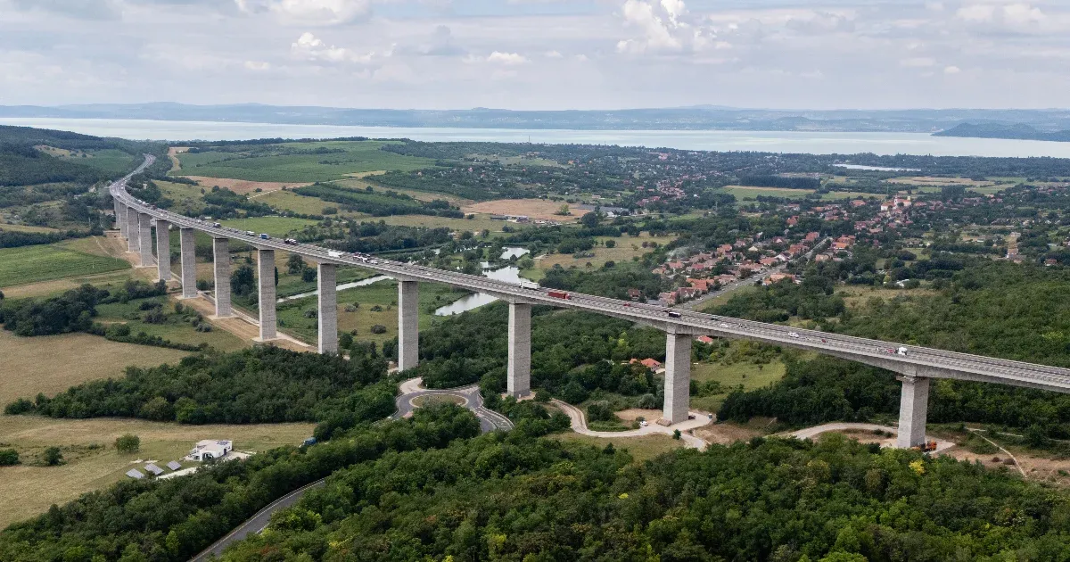 4-5 kilométeres torlódás az M7-esen, többen karamboloztak Kápolnásnyéknél