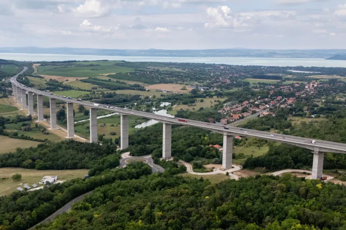 4-5 kilométeres torlódás az M7-esen, többen karamboloztak Kápolnásnyéknél