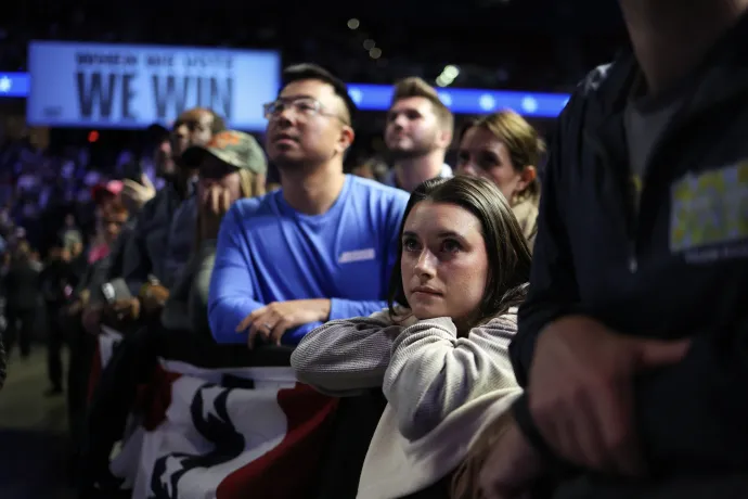 Támogatók hallgatják Barack Obama volt elnök beszédét Philadelphiában, ahol a volt elnök Harris mellett kampányolt 2024. október 28-án – Fotó: Win McNamee / Getty Images North America / Getty Images via AFP