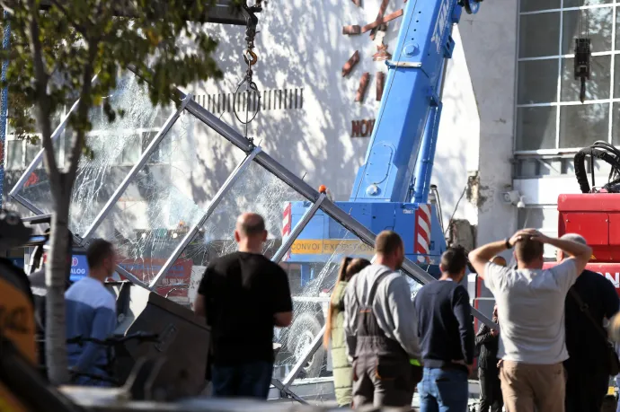 14-re emelkedett a halottak száma Újvidéken, ahol leomlott a vasútállomás egy része, az áldozatok között van egy hatéves gyerek is