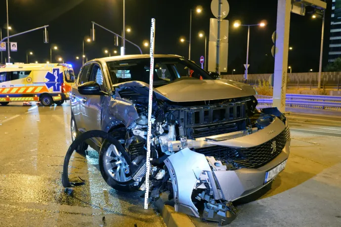 Mentőautóval ütközött egy kocsi a Budaörsi úton