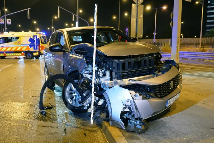 Mentőautóval ütközött egy kocsi a Budaörsi úton