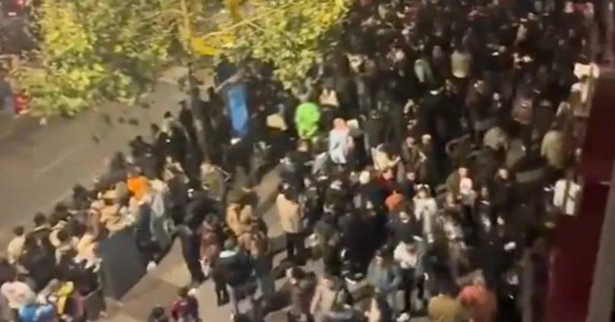 Több ezren gyűltek össze Dublinban bulizni egy MI által generált kamu Halloween-parádéra